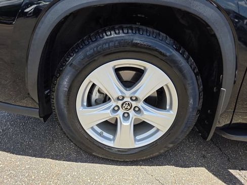 Used 2021 Toyota Highlander LE AWD/4WD image 24