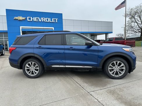 Used 2020 Ford Explorer XLT w/ Equipment Group 202A AWD/4WD image 2