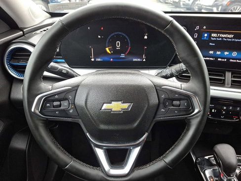 Used 2025 Chevrolet Trax LT w/ LT Convenience Package FWD image 18
