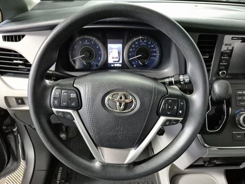 Used 2018 Toyota Sienna LE image 11