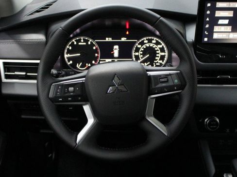 New 2025 Mitsubishi Outlander SE image 21
