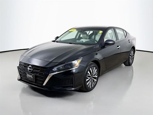Used 2024 Nissan Altima 2.5 SV AWD/4WD image 4