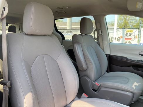 Used 2020 Chrysler Voyager LX FWD image 16