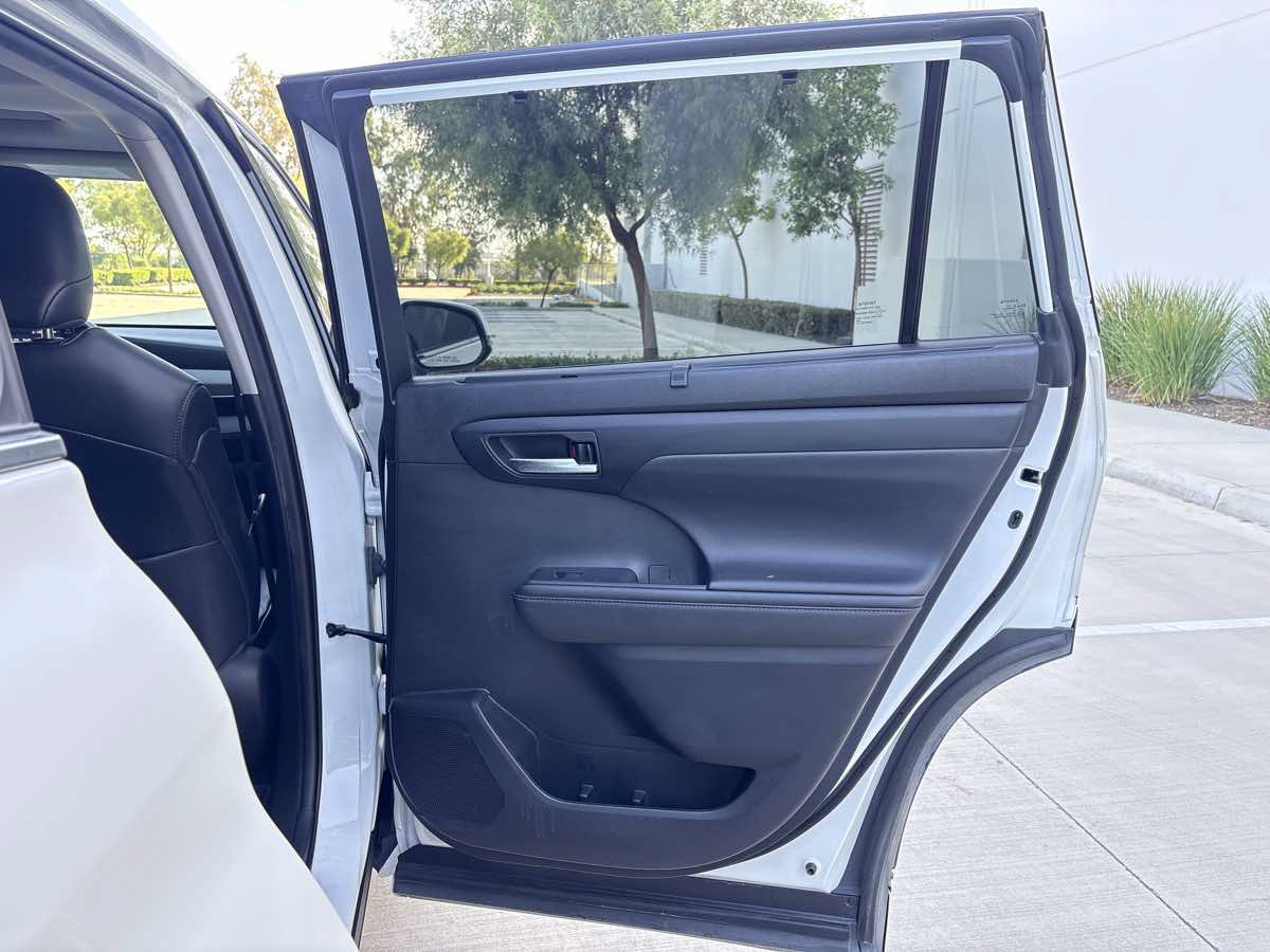 Used 2020 Toyota Highlander XLE FWD image 13