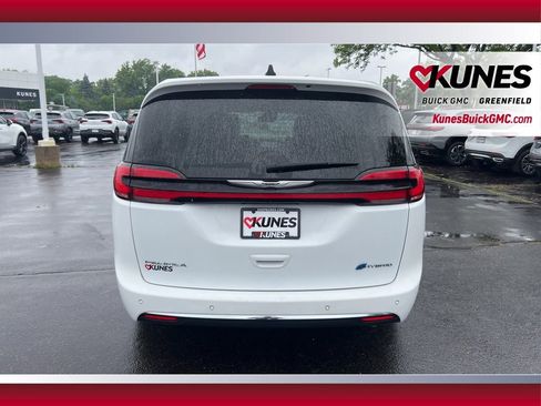 Used 2023 Chrysler Pacifica Touring-L FWD image 6