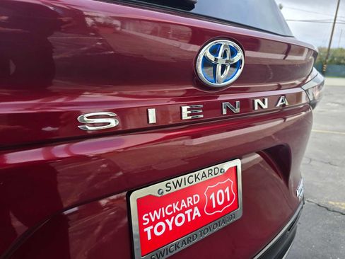 Used 2023 Toyota Sienna Limited image 16