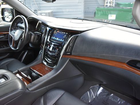 Used 2018 Cadillac Escalade Premium Luxury image 13