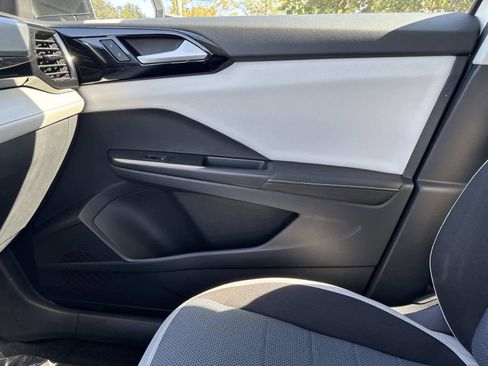 Certified 2025 Volkswagen Taos S image 23