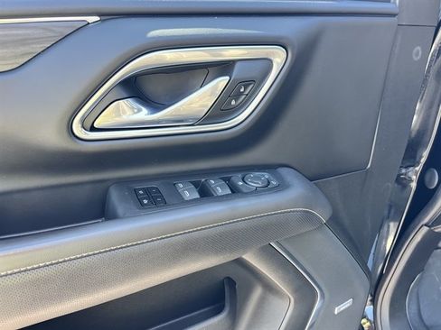 Used 2023 GMC Yukon XL SLT AWD/4WD image 16