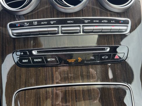 Used 2019 Mercedes-Benz GLC 300 4MATIC image 30