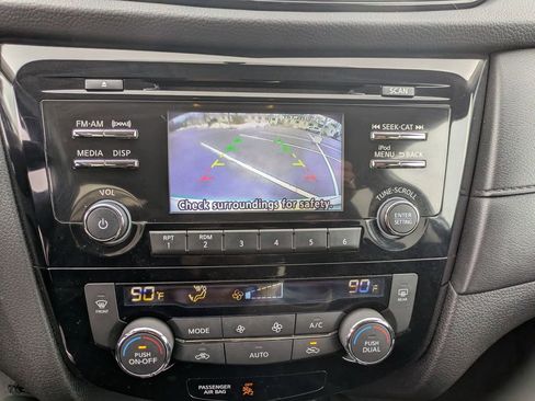 Used 2017 Nissan Rogue SV w/ Sun & Sound Touring Package image 17