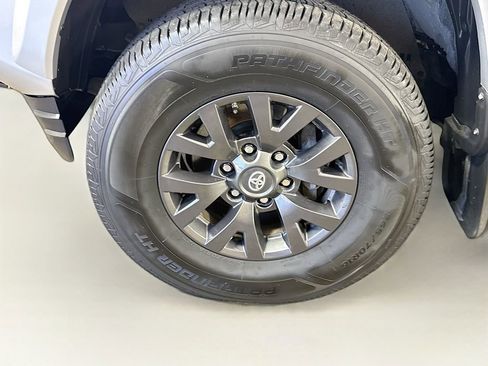 Used 2020 Toyota Tacoma SR5 w/ SR5 Appearance Package (SM) RWD image 38
