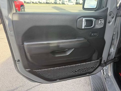Used 2022 Jeep Gladiator Overland image 13