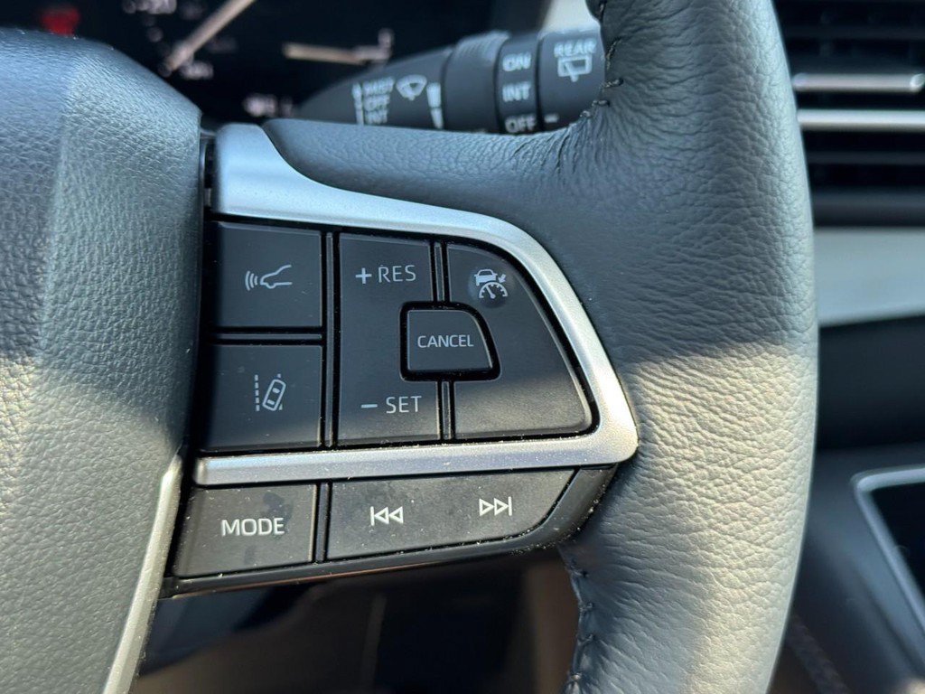 Used 2026 Toyota Sienna XLE FWD image 28