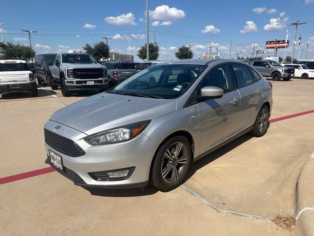 Used 2018 Ford Focus SE w/ SE Appearance Package FWD image 2