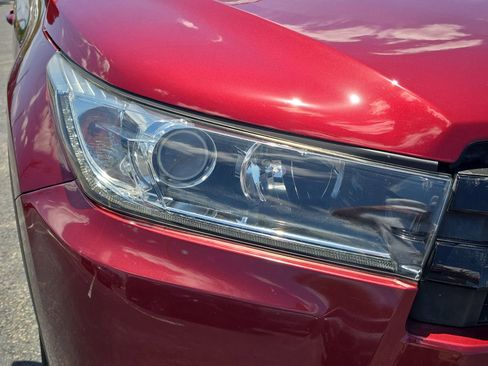 Used 2018 Toyota Highlander SE FWD image 7
