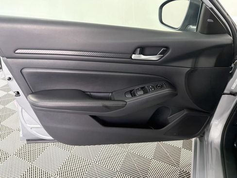 Used 2024 Nissan Altima 2.5 SV FWD image 18