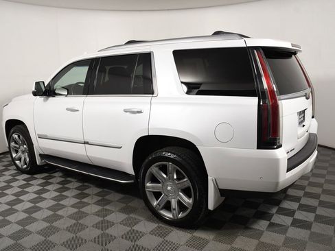 Used 2017 Cadillac Escalade Luxury image 3