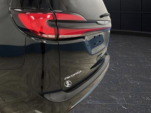 Used 2023 Chrysler Pacifica Limited image 36