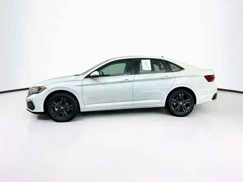 Used 2023 Volkswagen Jetta SE w/ Panoramic Sunroof Package FWD image 4