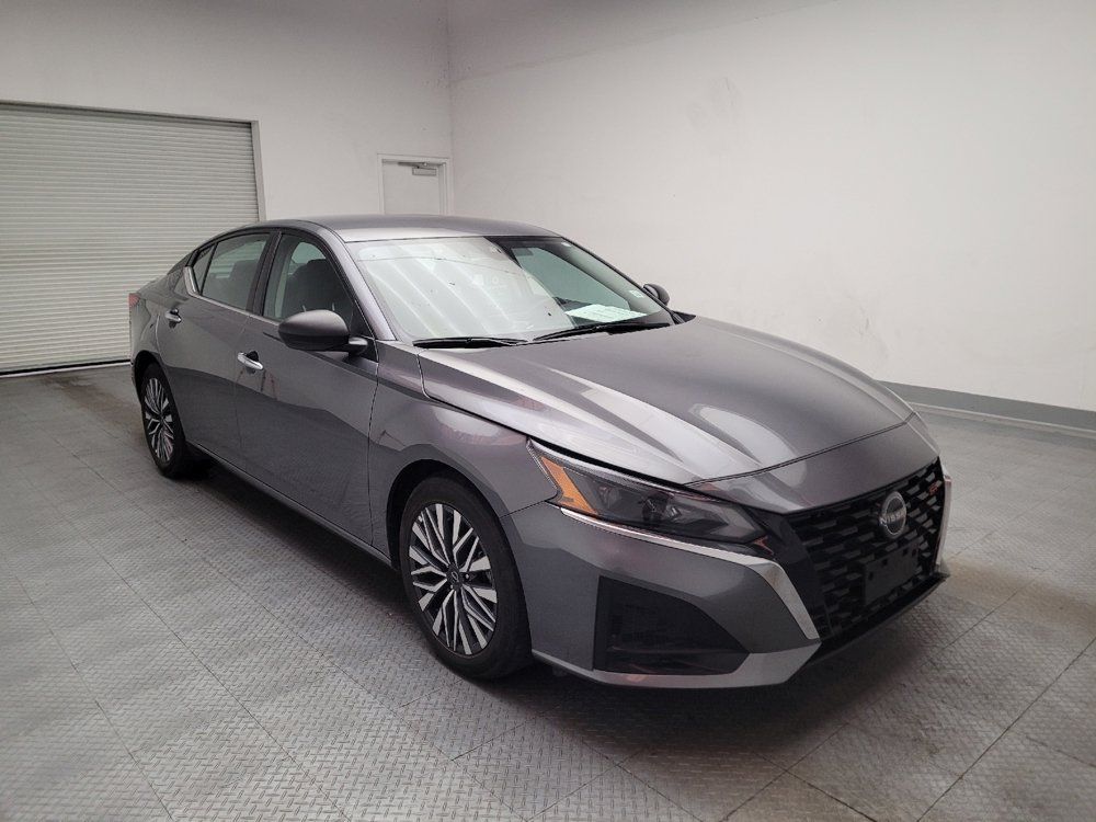 Used 2025 Nissan Altima 2.5 SV FWD image 13