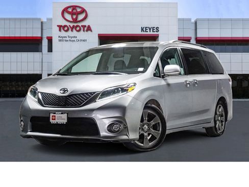 Certified 2017 Toyota Sienna SE image 1