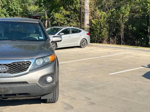 Used 2013 Kia Sorento LX w/ Value Pkg FWD image 3