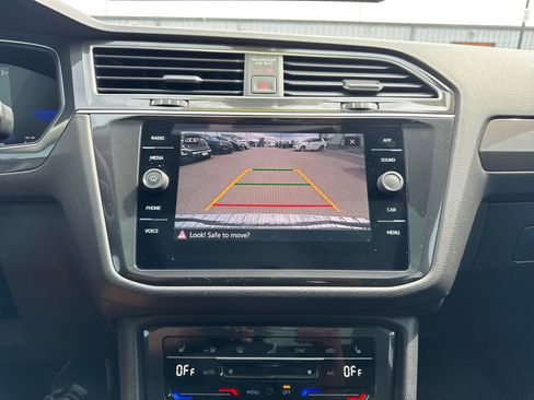 Used 2024 Volkswagen Tiguan SE w/ Panoramic Sunroof Package AWD/4WD image 19