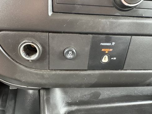 Used 2017 Chevrolet Express 3500 RWD image 17