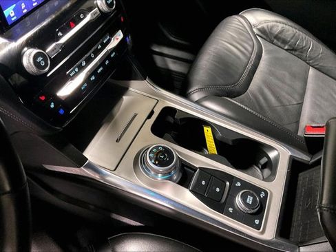 Used 2022 Ford Explorer Platinum w/ Equipment Group 601A AWD/4WD image 17