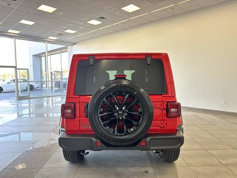 Used 2025 Jeep Wrangler Unlimited Sahara image 6