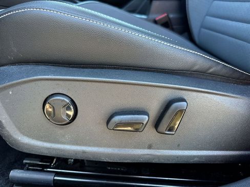 Used 2025 Volkswagen Jetta SE FWD image 12