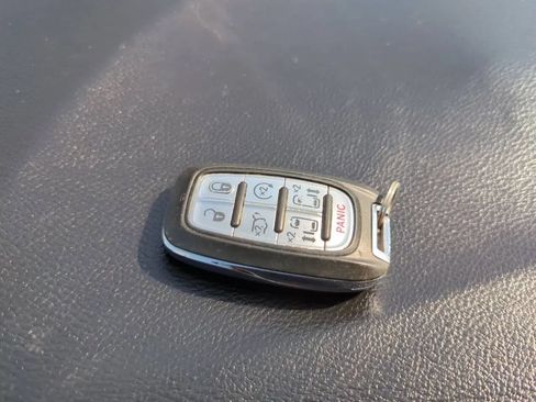 Used 2022 Chrysler Pacifica Touring-L w/ Uconnect Theater Family Group FWD image 28