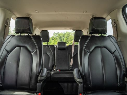 Used 2023 Chrysler Pacifica Touring-L FWD image 15