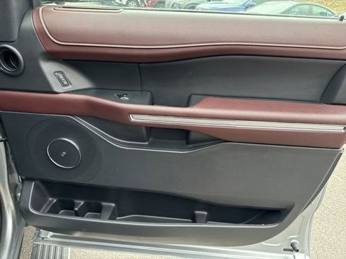 Used 2024 Ford Expedition Limited image 16