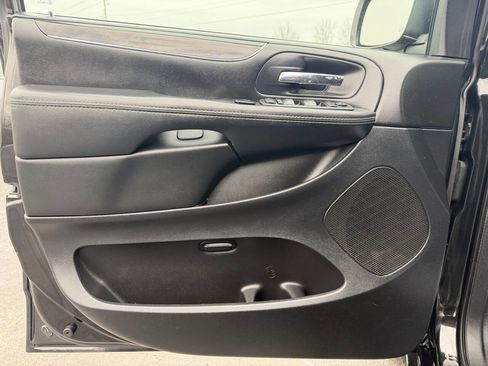 Used 2019 Dodge Grand Caravan SE image 12