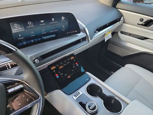 Used 2026 Cadillac Vistiq Sport image 18