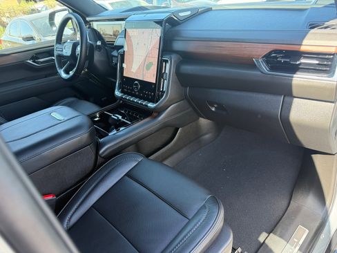 Used 2025 GMC Yukon XL Denali AWD/4WD image 28