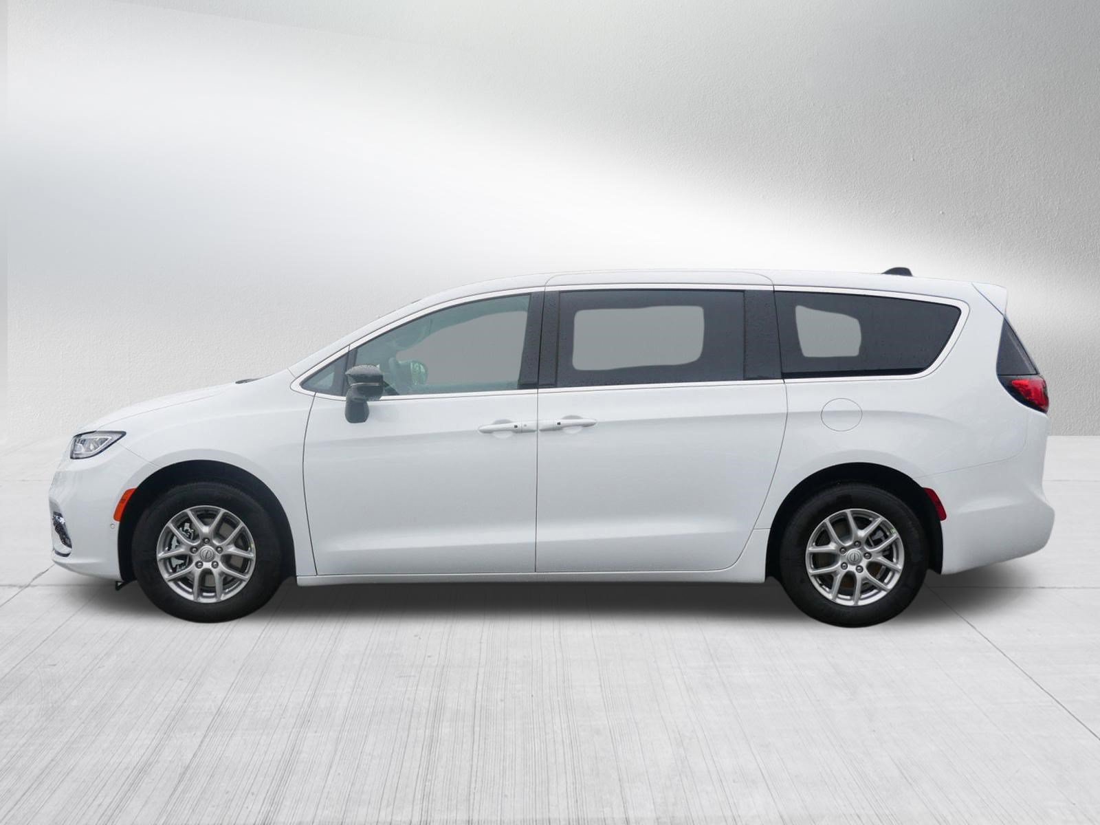 New 2026 Chrysler Pacifica Select FWD image 4