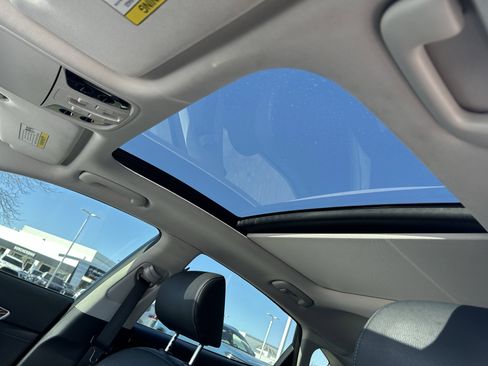 Used 2017 Kia Cadenza Premium w/ Luxury Package image 23