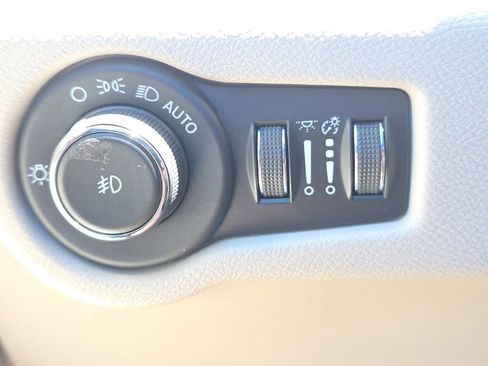 Used 2023 Chrysler Pacifica Touring-L FWD image 23