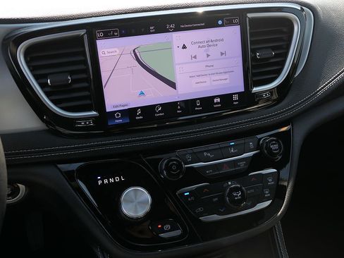 Used 2025 Chrysler Pacifica Limited FWD image 18