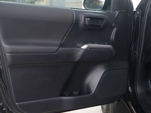 Used 2021 Toyota Tacoma SR5 w/ Trail Edition image 17