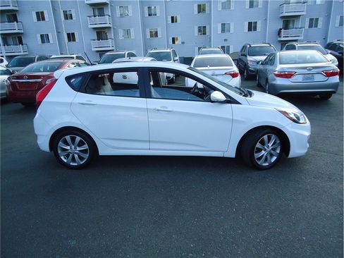 Used 2013 Hyundai Accent SE FWD image 5