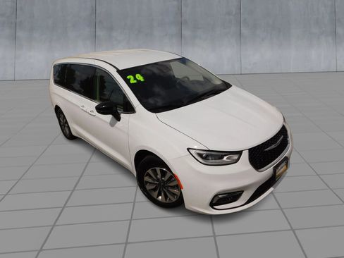 Used 2024 Chrysler Pacifica Limited FWD image 2