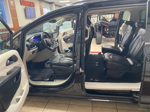 Used 2022 Chrysler Pacifica Touring-L FWD image 7