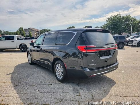 Used 2023 Chrysler Pacifica Touring-L FWD image 11