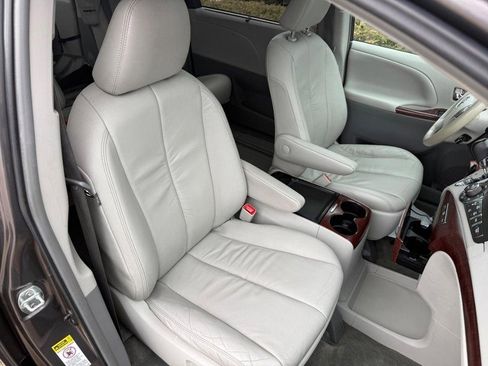 Used 2012 Toyota Sienna XLE image 11