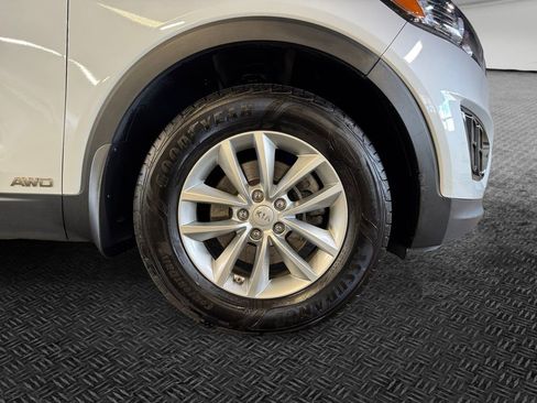 Used 2016 Kia Sorento AWD w/ LX Convenience Package image 11