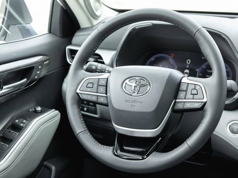 New 2026 Toyota Highlander Platinum image 13